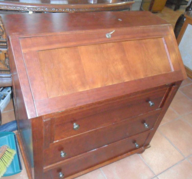 Escrivaninha maciça