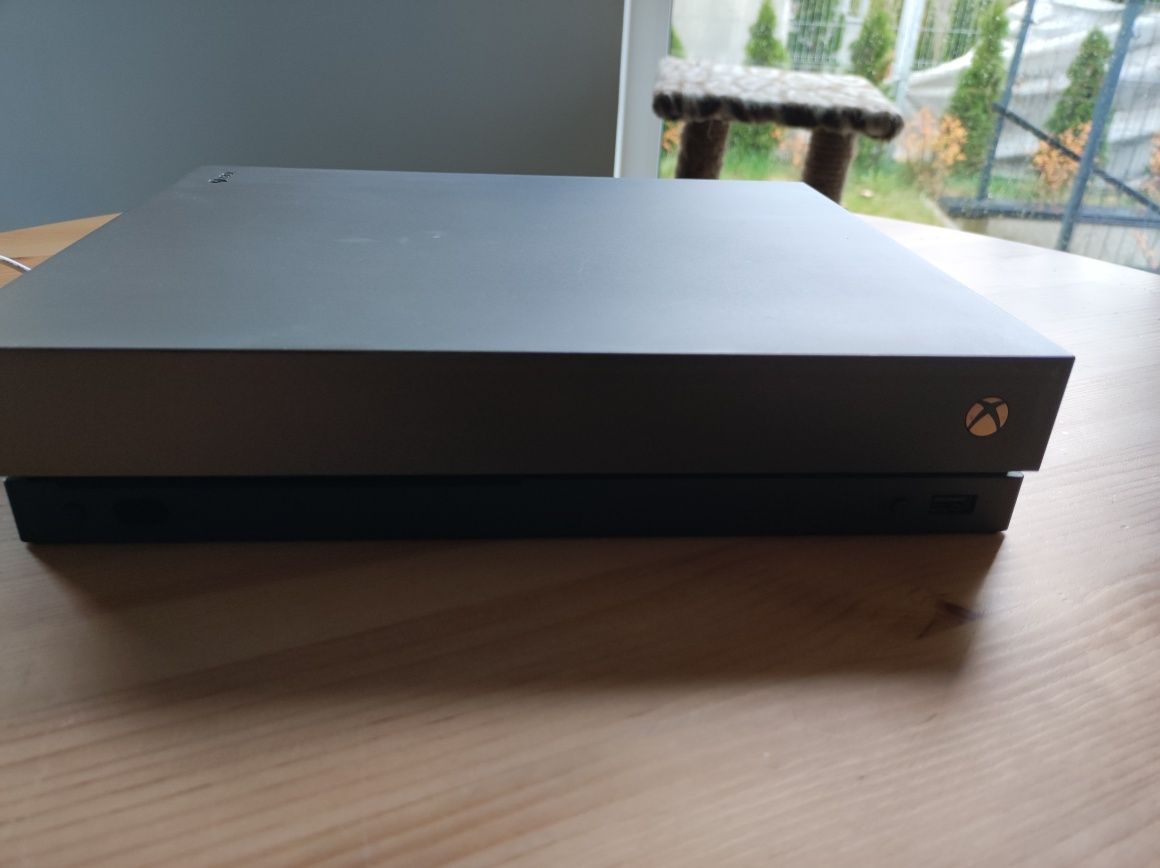 Xbox one x, pady ze stacją ładującą oraz zestaw gier