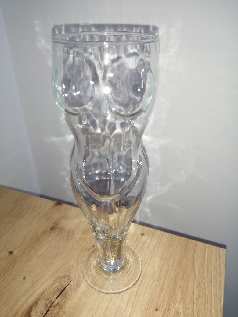 Kufel szklanka na piwo naga kobieta