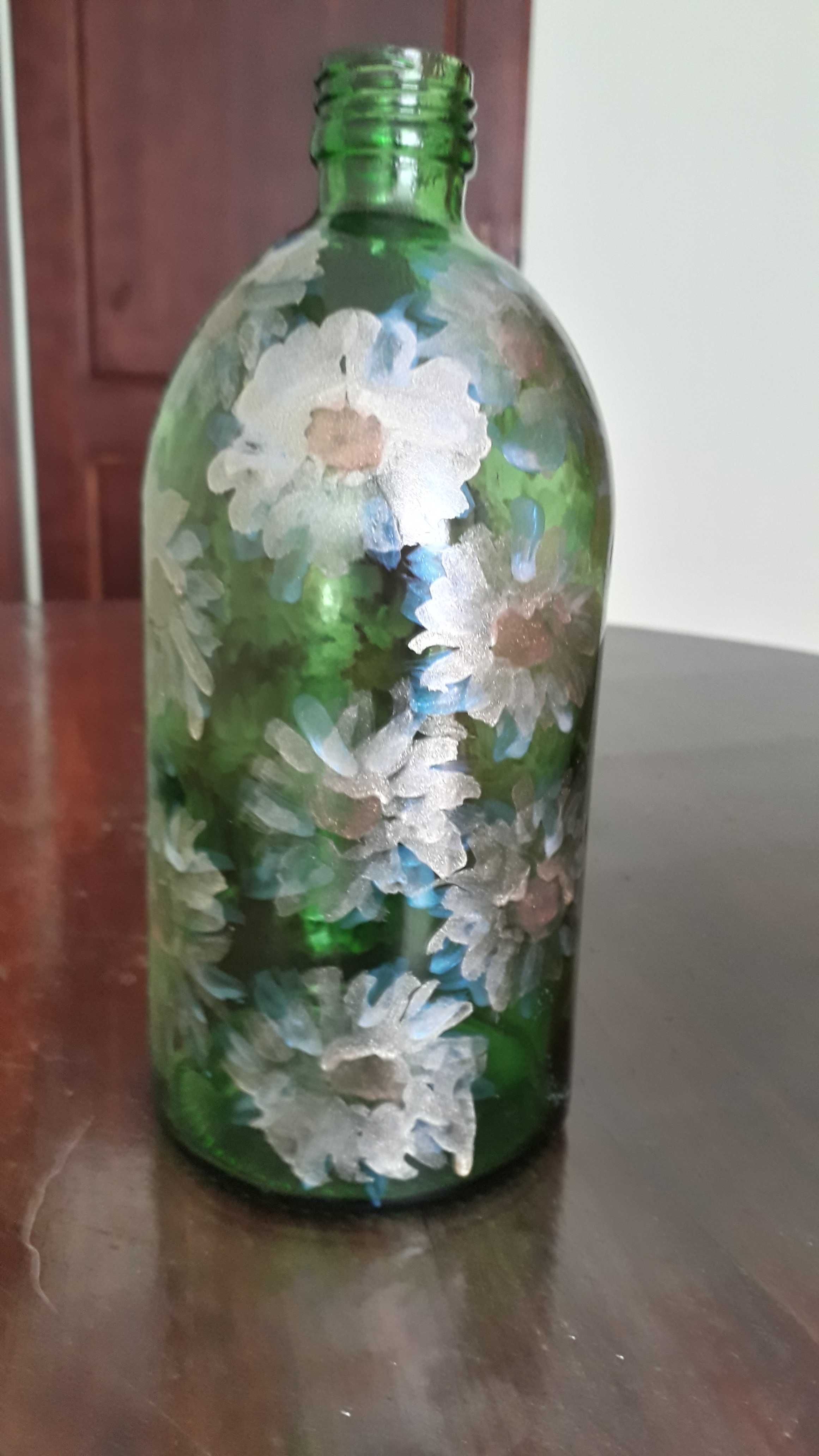 Zielona butelka ozdobna ręcznie malowana w kwiatowy wzór