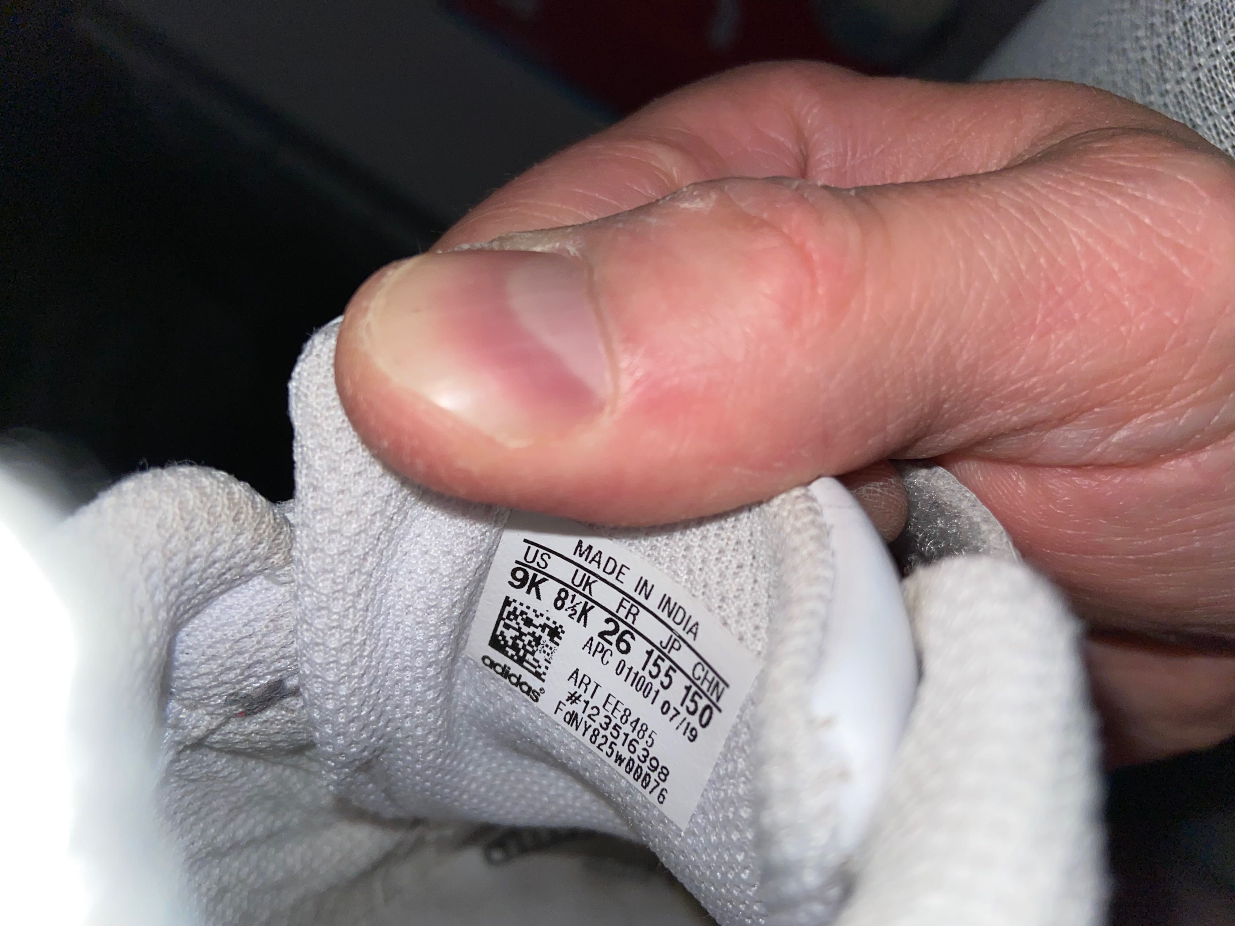 Кроссовки adidas на девочку, размер 26.
Удобные, красивые.