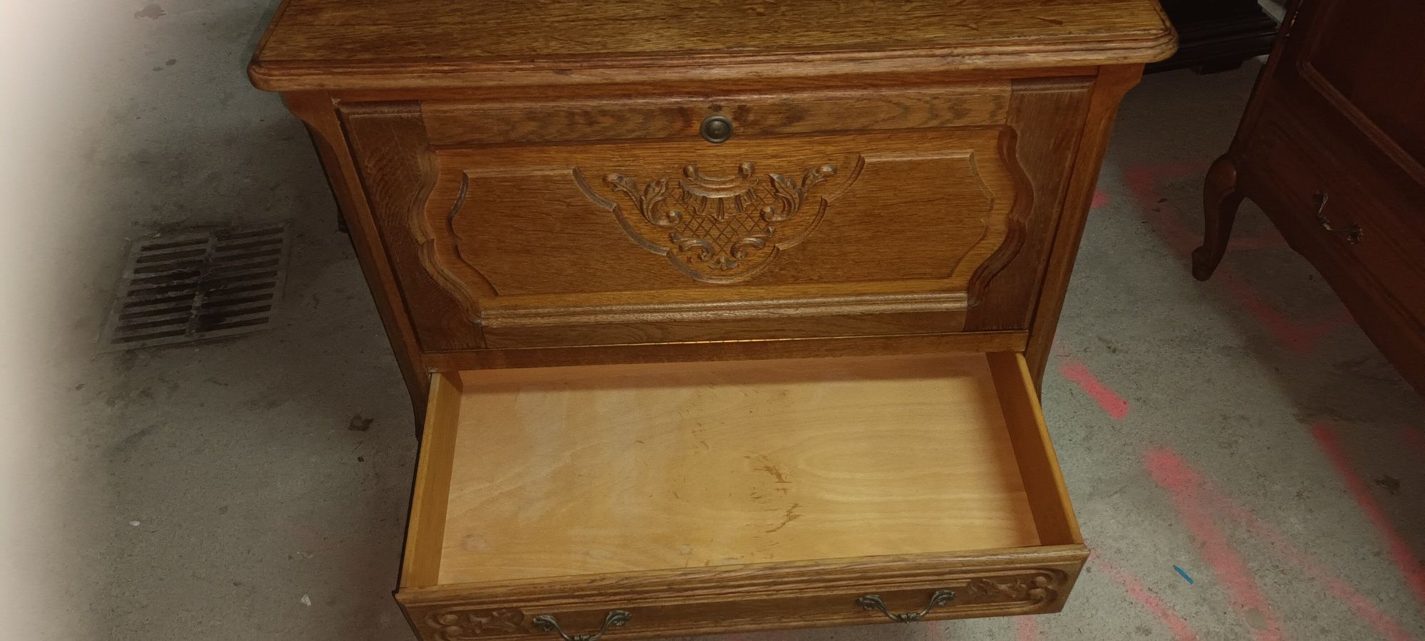 Stara szafka w stylu ludwikowskim