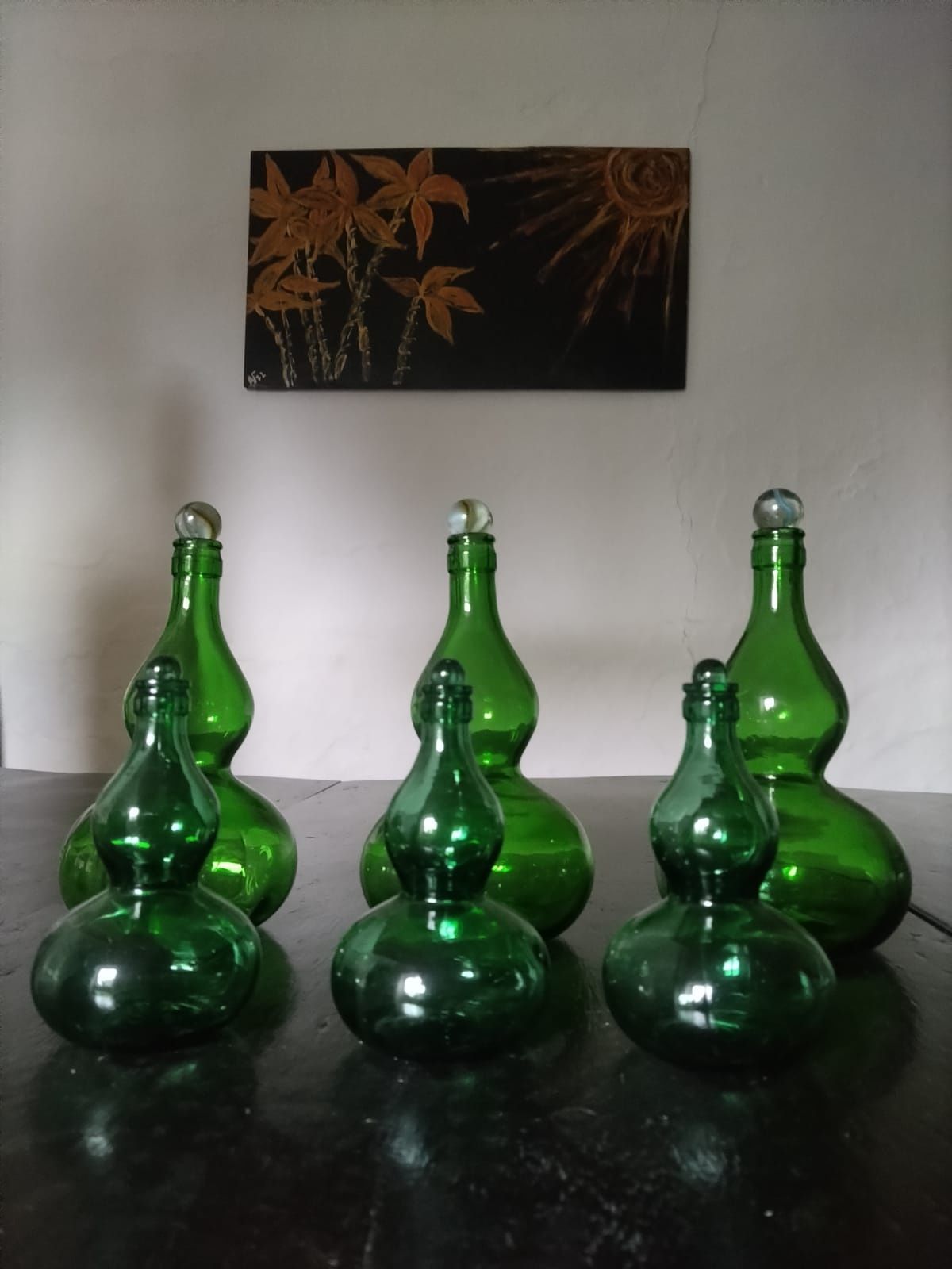 Seis garrafas antigas em vidro verde