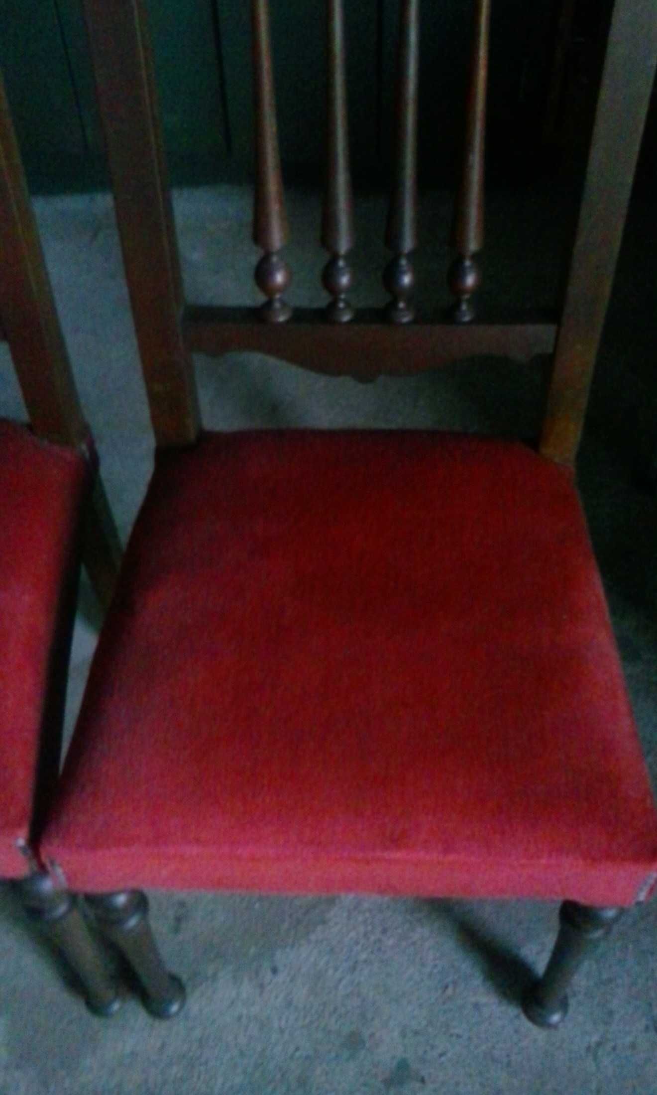 cadeiras em madeira