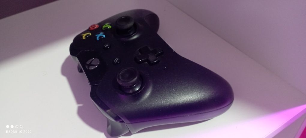 Xbox One com jogos e comando