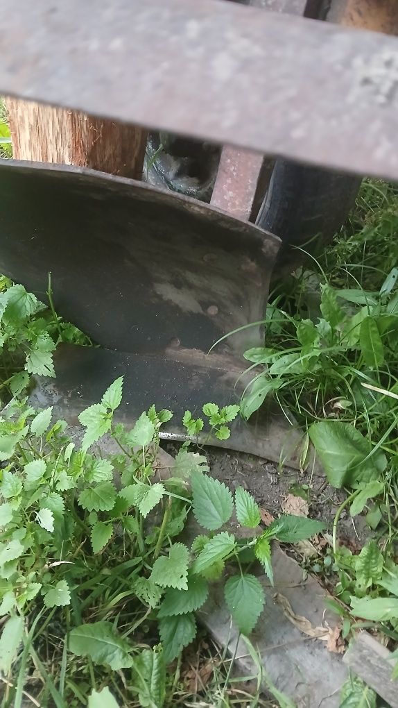 Продам плуг ціна договірна.