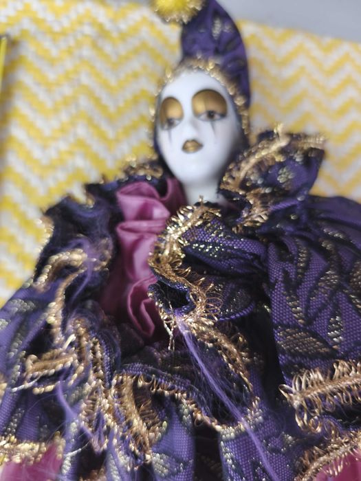 Palhaço- Pierrot
com cabeça, mãos e pés em porcelana.