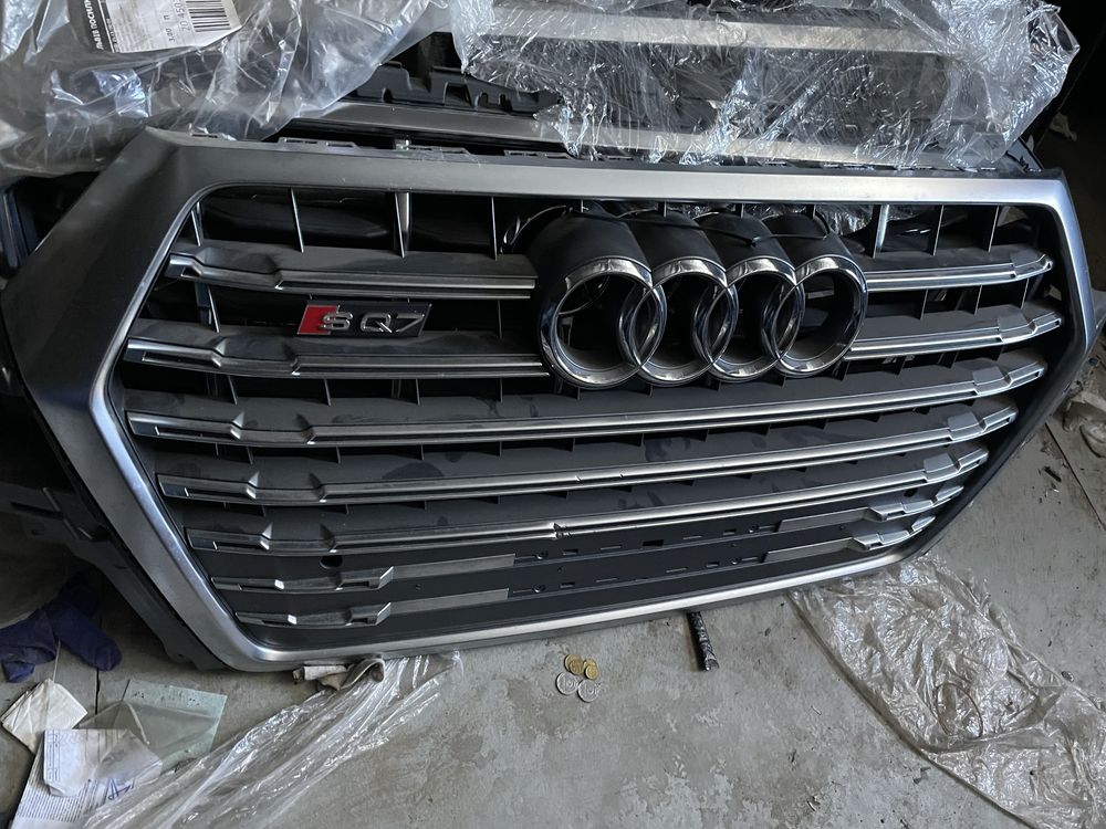 Оригінальна решітка радіатора Audi SQ7 4M