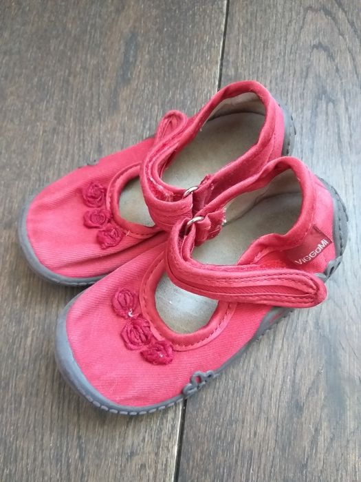 Взуття для дівчинки. Розміри різні.