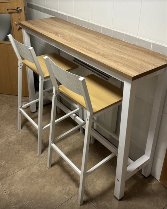 2 cadeiras altas, estilo bar