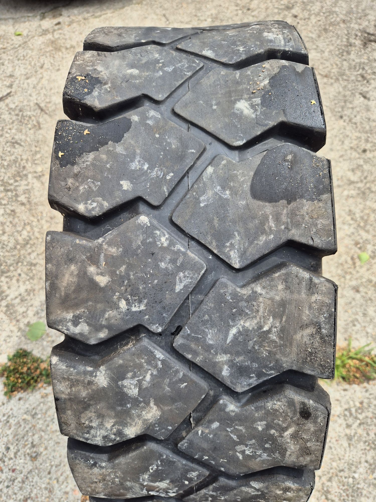Opona 250-15  250/70-15
