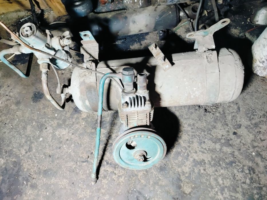 Задній міст трактора ЮМЗ-6 і інші запасні частини.