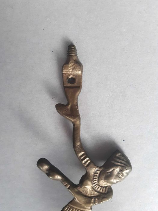 Stara figurka świecznik z mosiądzu z antyczną lub egipską boginią