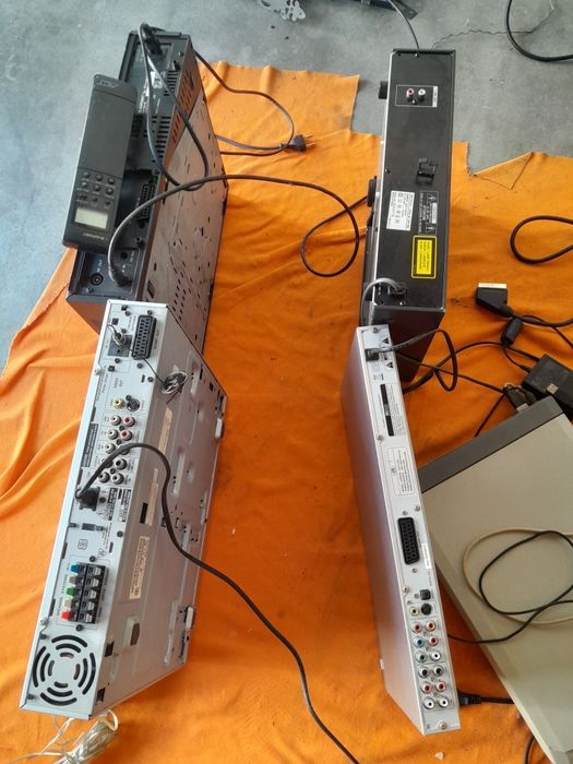 Leitores de DVD.  e um de digitalização VHS não está disponível