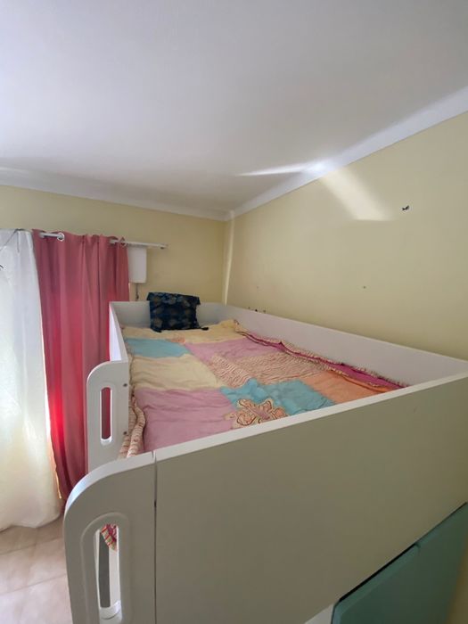 Cama alta, branco com secretária com prateleiras, 90x200cm