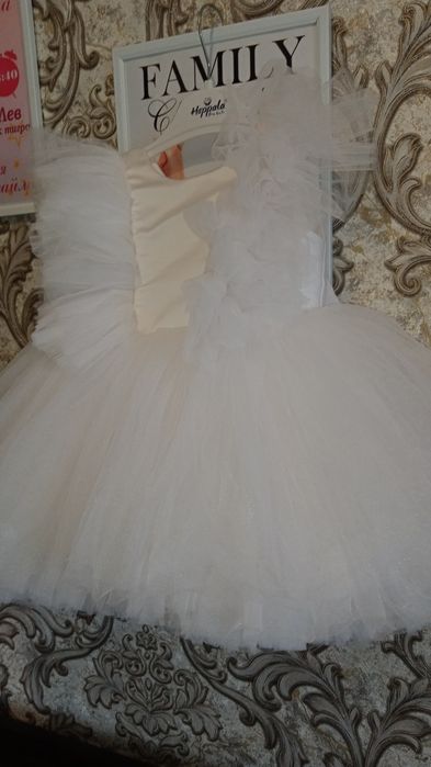 Продам сукню, пінетки та бантик.