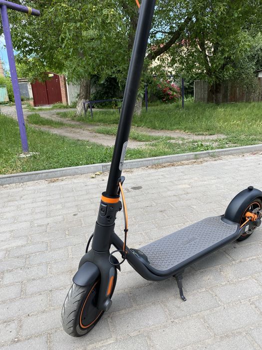 Продам електро самокат Ninebot KickScooter F40 Black
