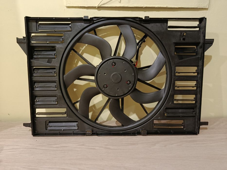 Audi A4 B9 Дифузор вентилятор в зборі