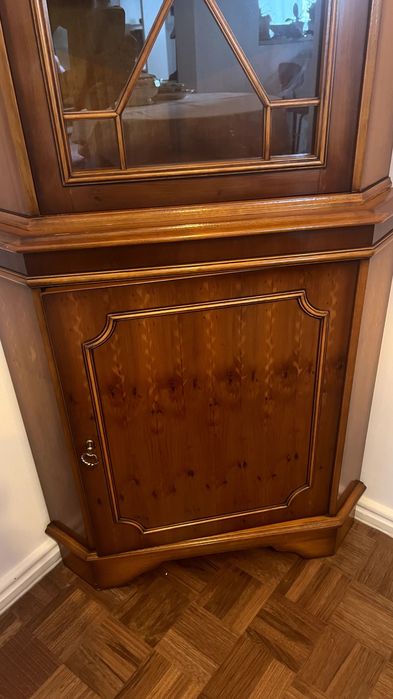 Vitrine de Esquina estilo Regency / Antique Yew Regency Corner Unit