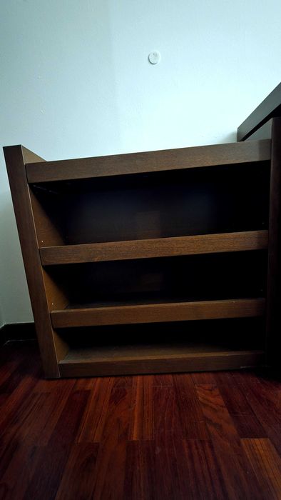 Cama de casal com colchão e mesinha de cabeceira mais movel