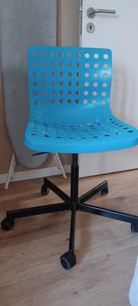 Cadeira de secretaria azul com rodas