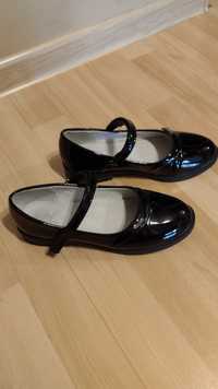 Pantofle dziewczęce  lakierowane czarne, rozmiar 34