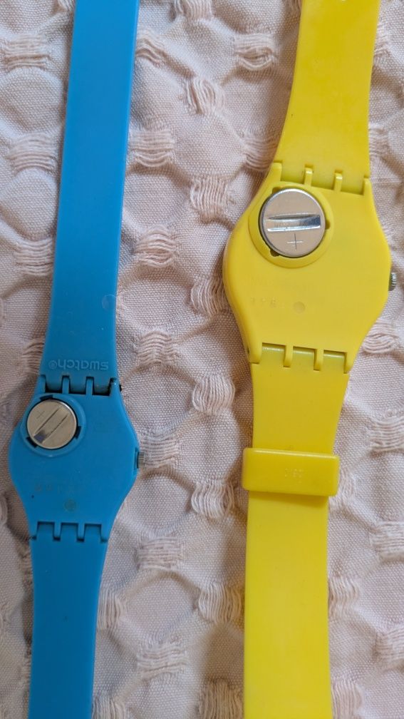 Relógios Swatch azul e amarelo