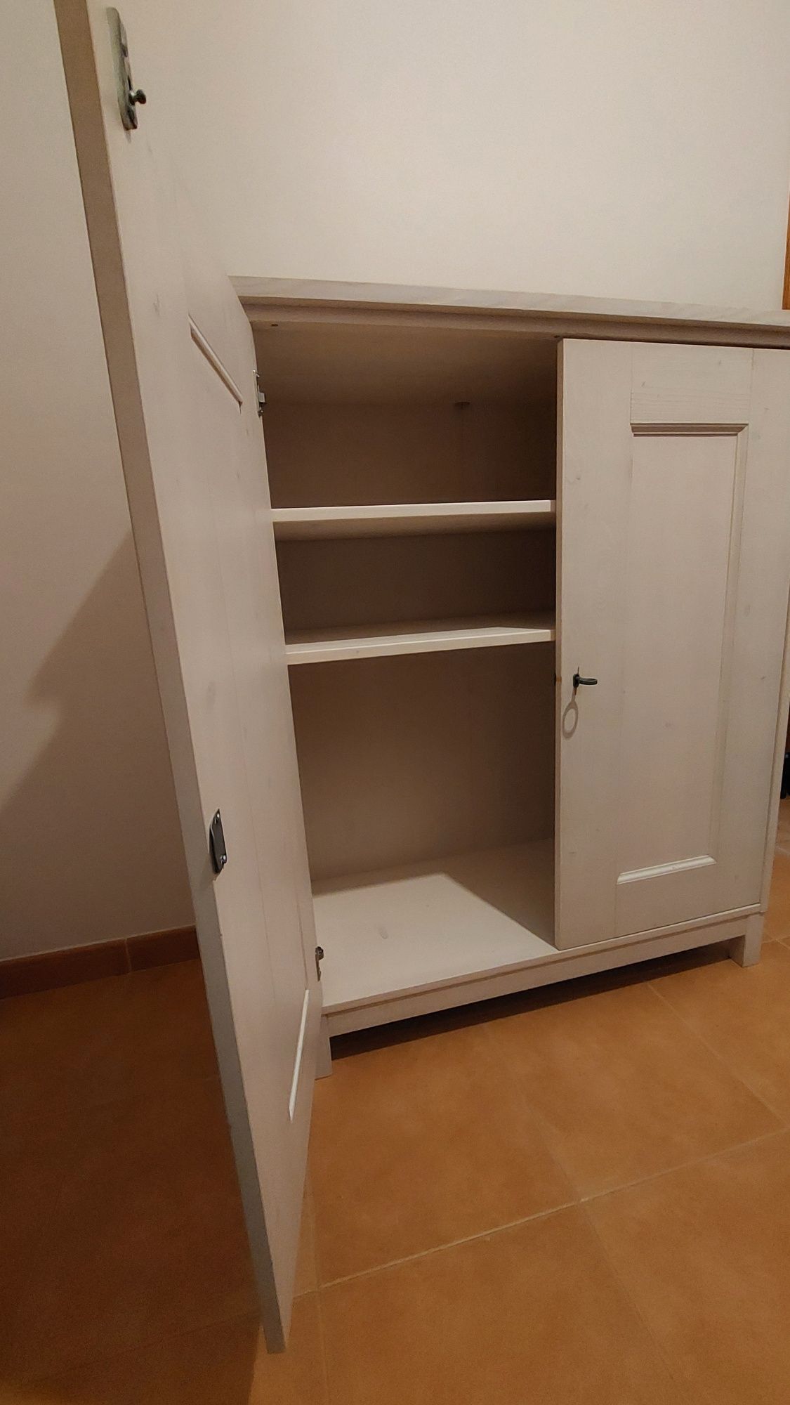 Móvel IKEA Com 2 portas e 2 prateleiras