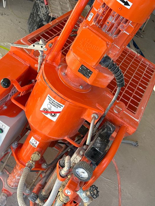 Wynajem maszyny tynkarskiej G4 Małek – wydajna, gotowa do pracy!