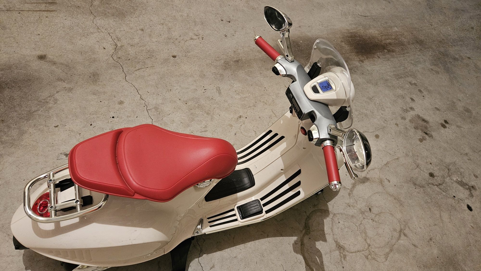 Vespa a bateria criança