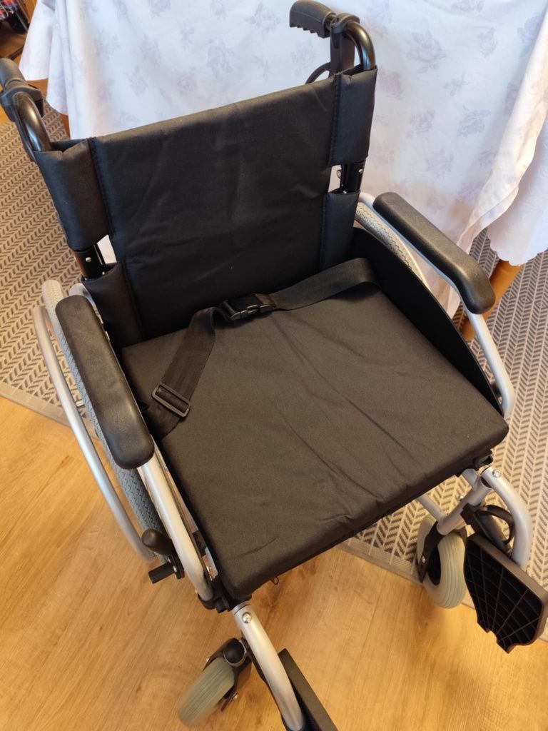 Wózek inwalidzki, balkonik, kule
