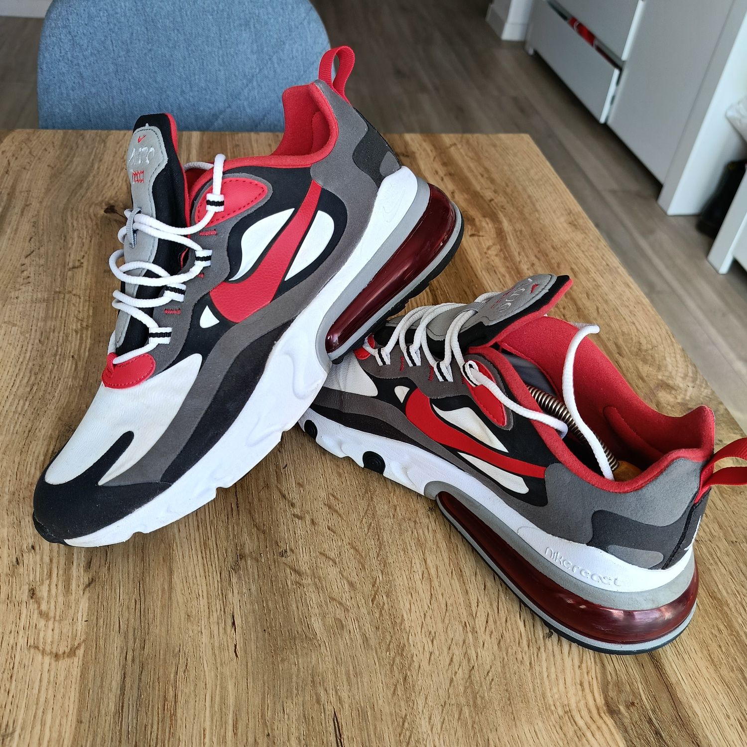 Buty Nike 270 react 43 szare czerwone