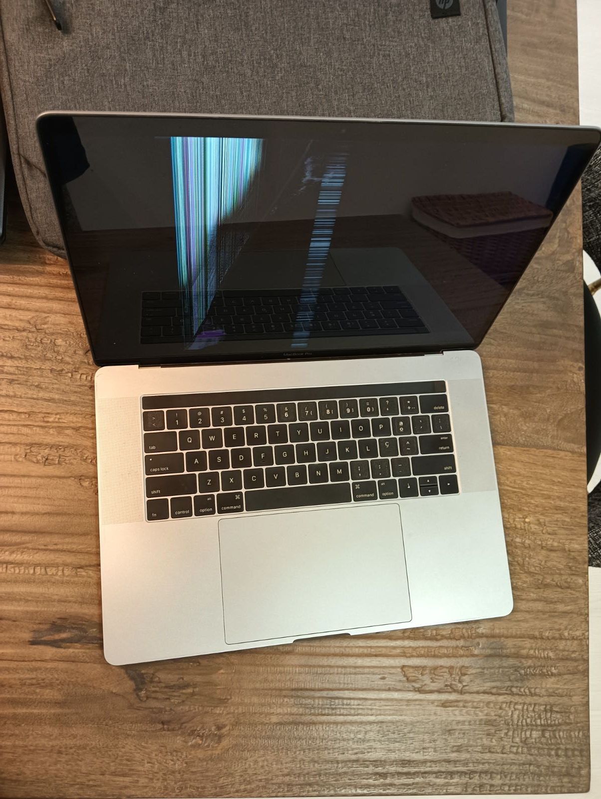 MacBook Pro cinza escuro