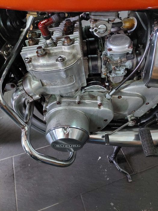 Suzuki GT 750 Laranja