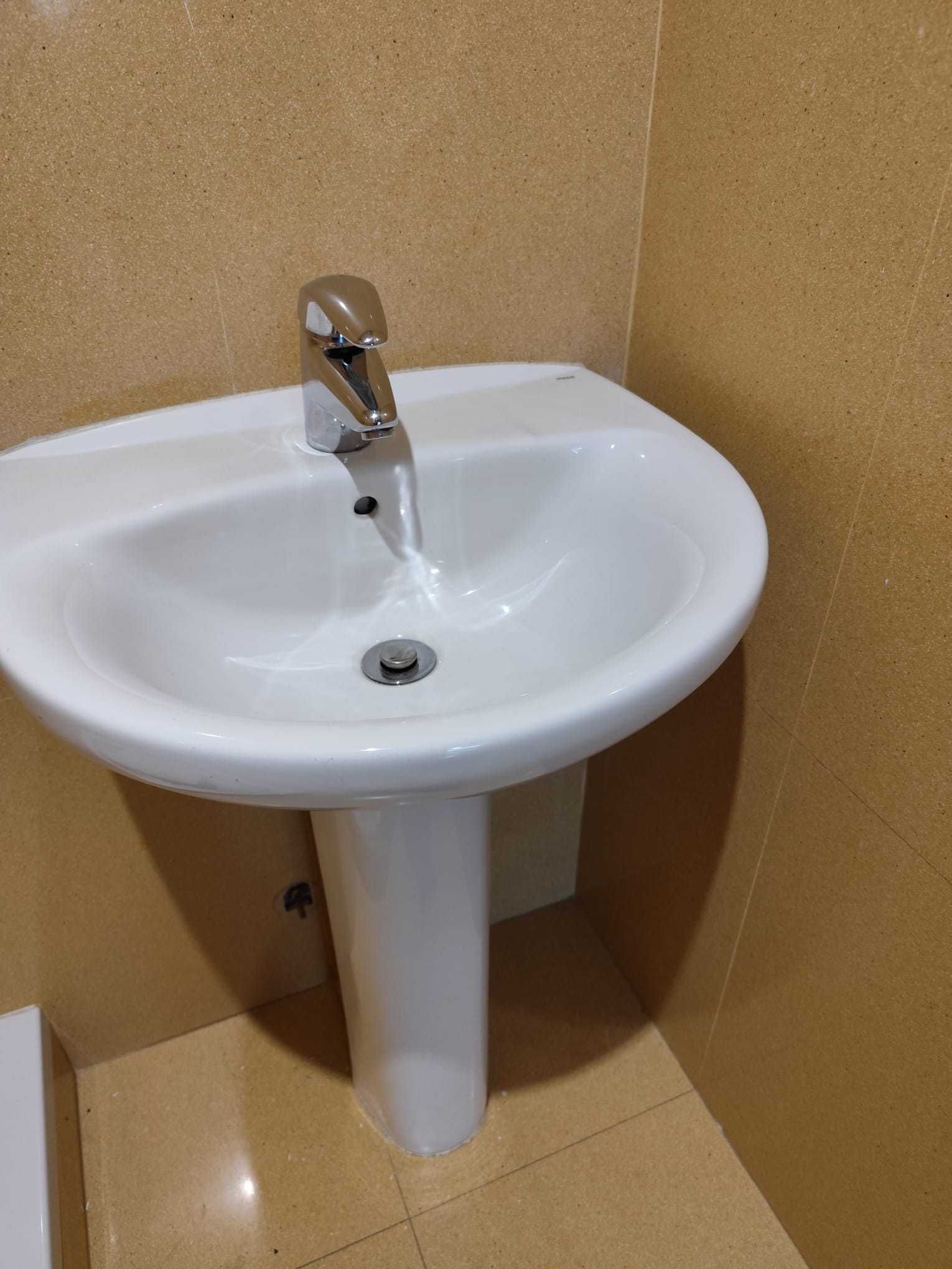 Lavatório de pé ROCA com Torneira ROCA