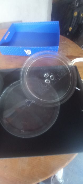 Dois pratos de microondas