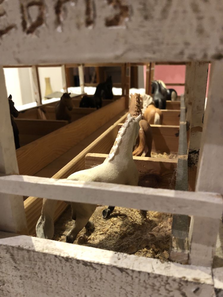Drewniana duża stajnia dla koni Schleich