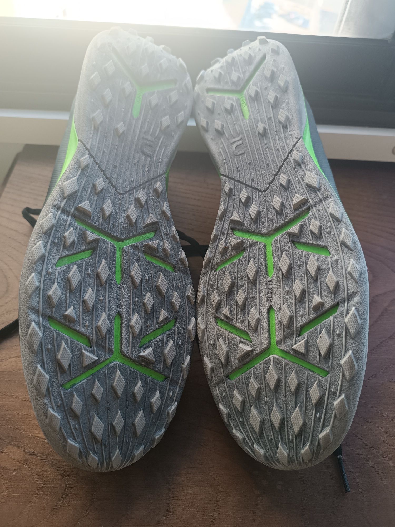 Sapatos de futebol tamanho 45