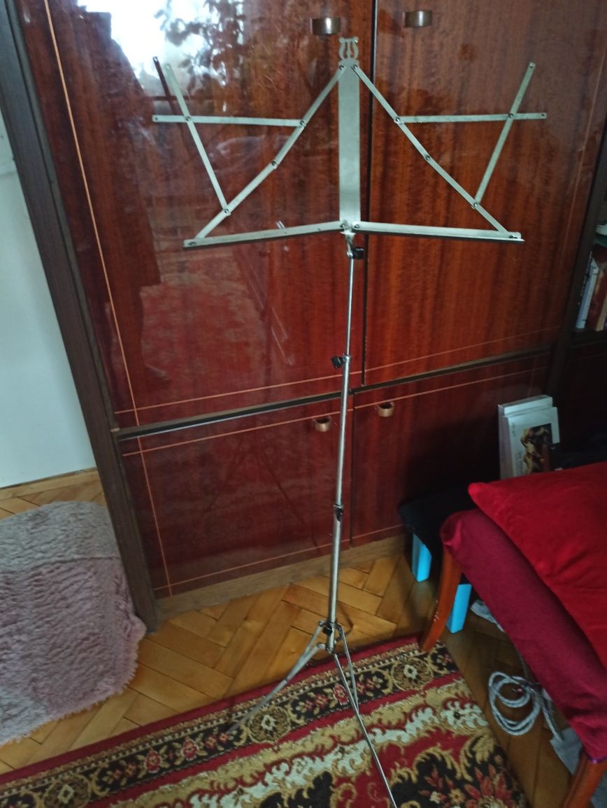 Пюпітр. Підставка для нот,