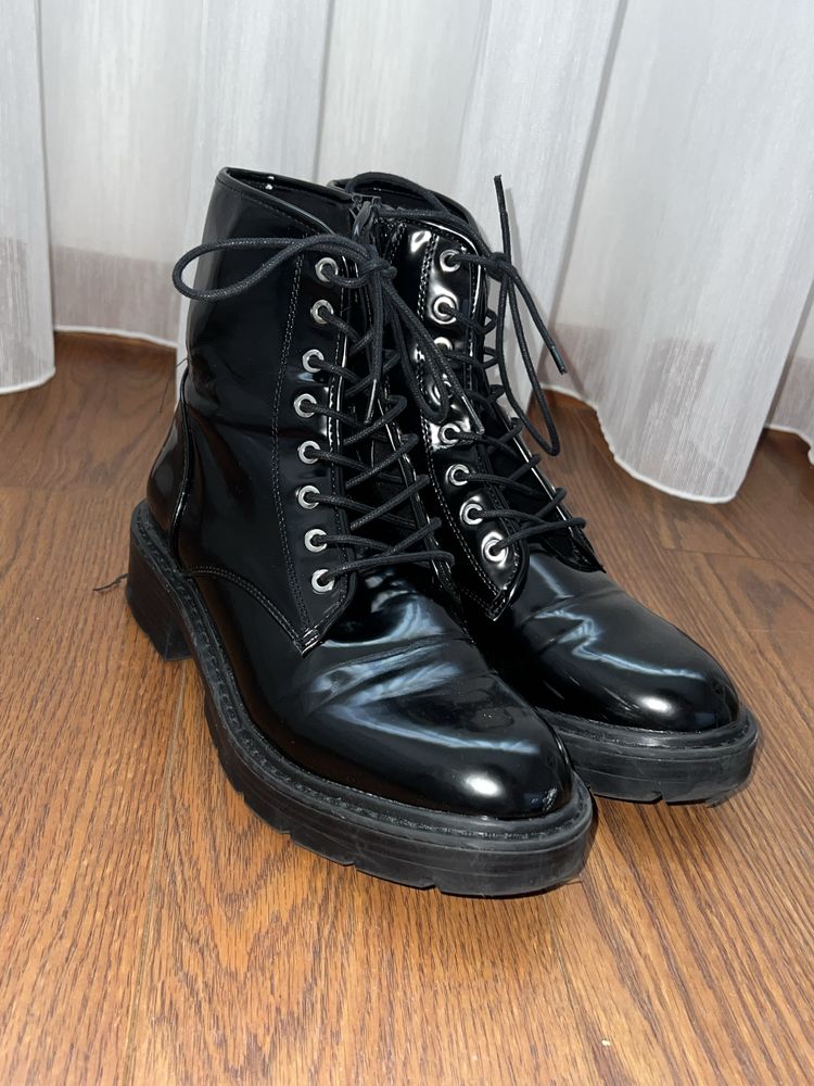 Botas pretas em bom estado