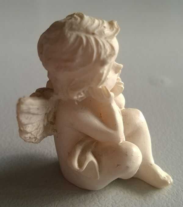 Figurki Aniołków Figurka Aniołek biały siedzący zamyślony 3cm