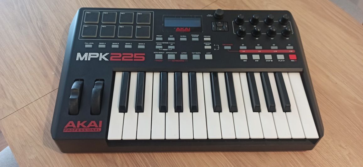 MIDI  клавіатура Akai mpk 225 Professional нова.