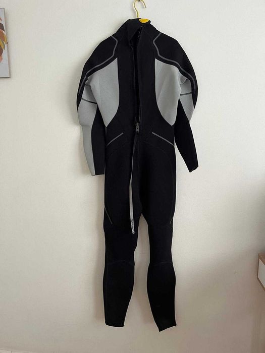 Fato TRIBORD para desportos aquáticos.