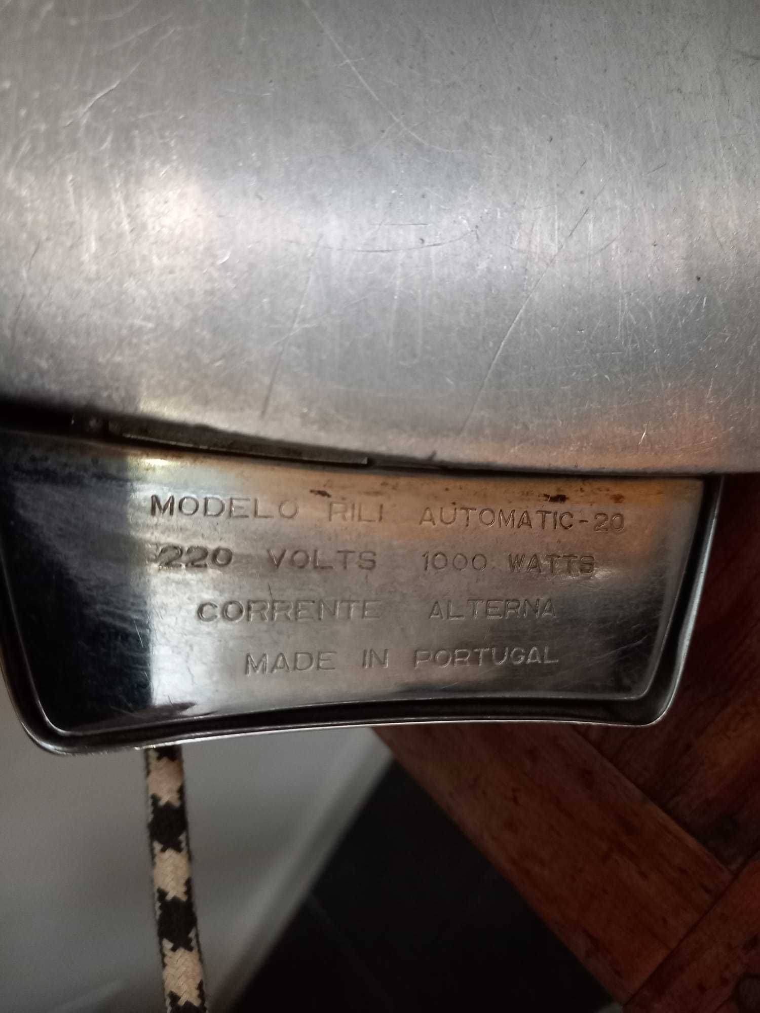 Ferro de engomar antigo RILI