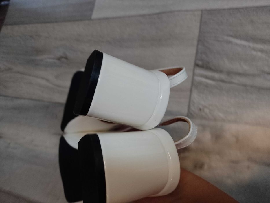 (40) Ekskluzywne, białe czółenka wieczorowe z odkrytą piętą, NOWE