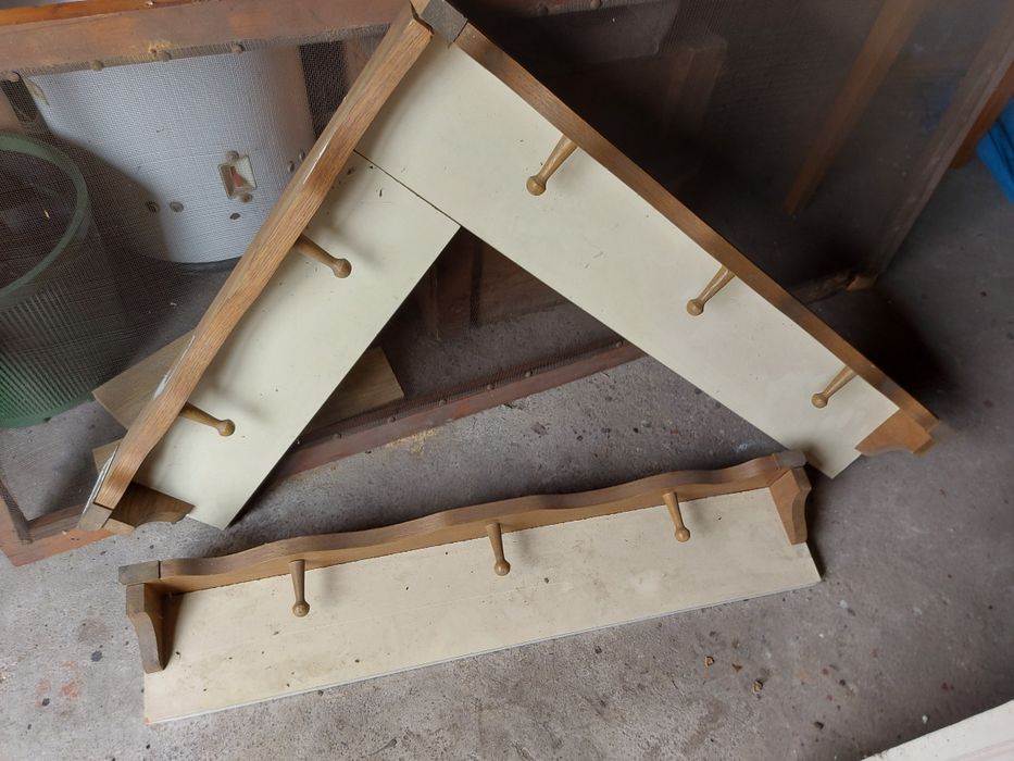 Komplet półek z wieszaczkami