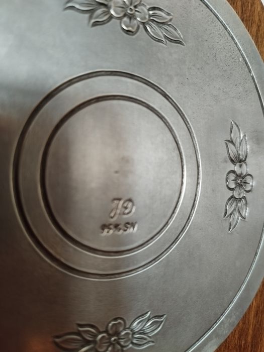Relógio de mesa com aplicações em estanho