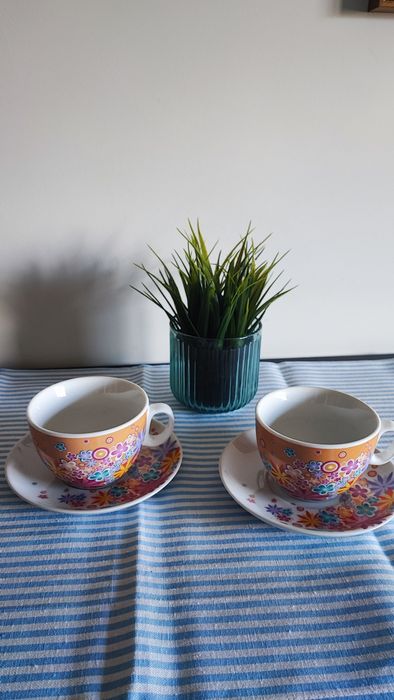 Conjunto lindíssimo composto por duas chávenas e pratos em porcelana