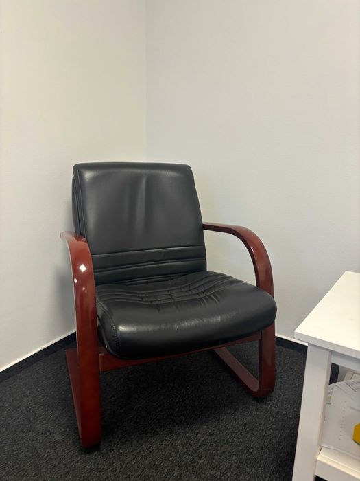 fotel z podłokietnikami