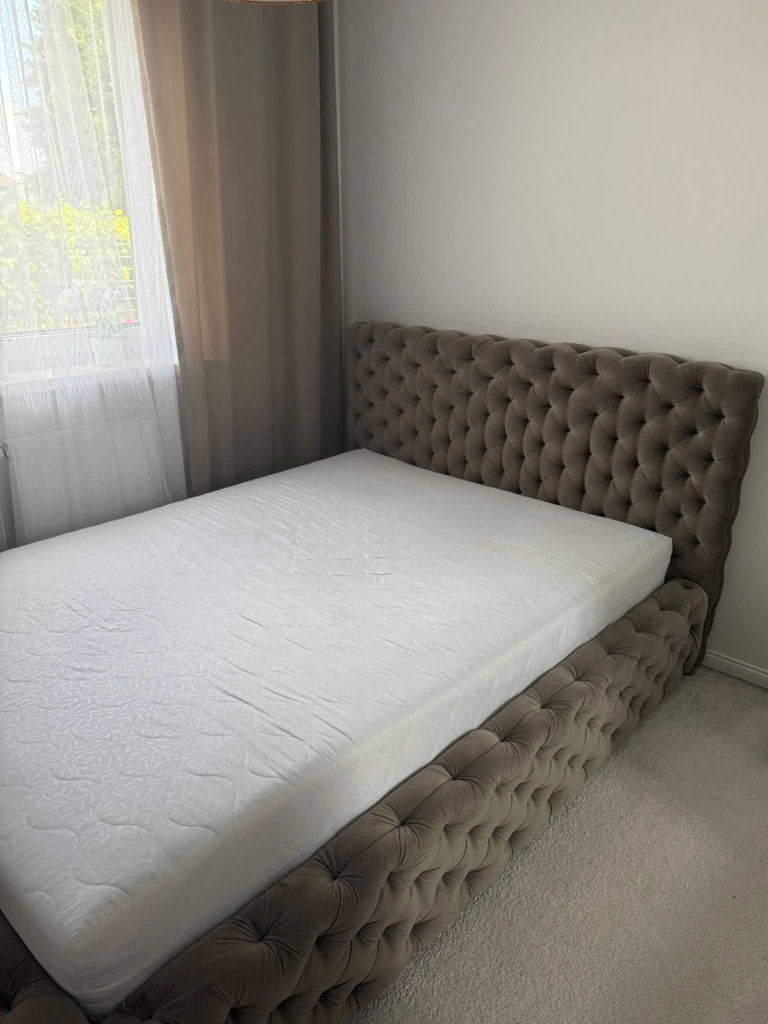 Łóżko tapicerowane pikowane w stylu chesterfield 140x200